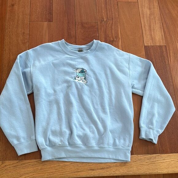 Gildan Light Blue Crewneck Sweater Cow Embroidered Heavyweight sweatshirt Size M - Picture 1 of 9